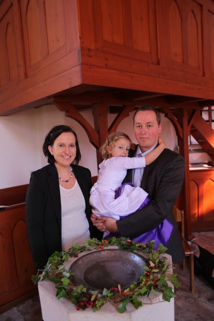 Taufe von Alisha Dreyer im Erntedankgottesdienst in der St. Maternuskapelle in Weenzen