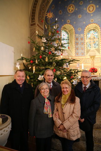 Aufstellen des Weihnachatsbaumes in der t. Franziskuskirche