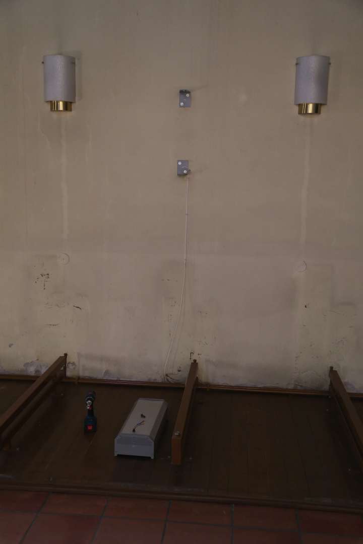 Tag 16: Die Lautsprecher werden entfernt, der Zählerkasten ist abgebaut.