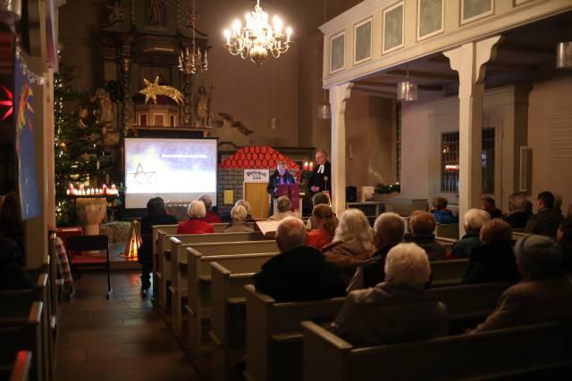 22. Türchen des "Lebendigen Adventskalenders" bei Wort und Gesang in der Katharinenkirche in Duingen