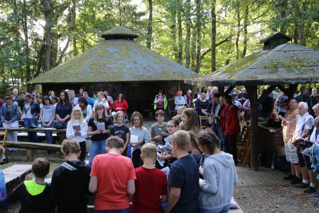 Begrüßung der Vorkonfirmanden an der Köhlerhütte in Coppengrave