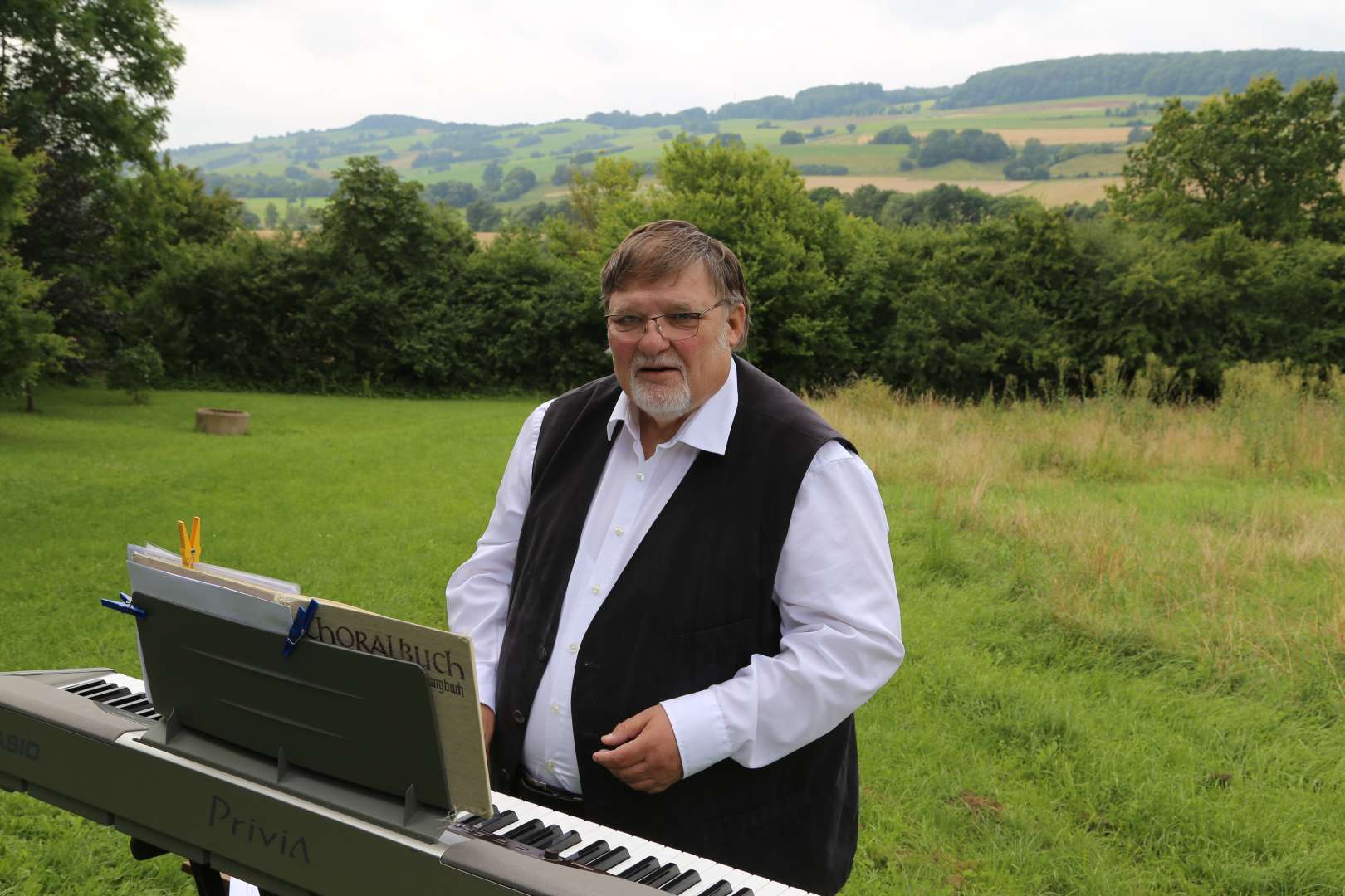 Organist Bernd Müller spielt in der Kirchengemeinde Coppengrave