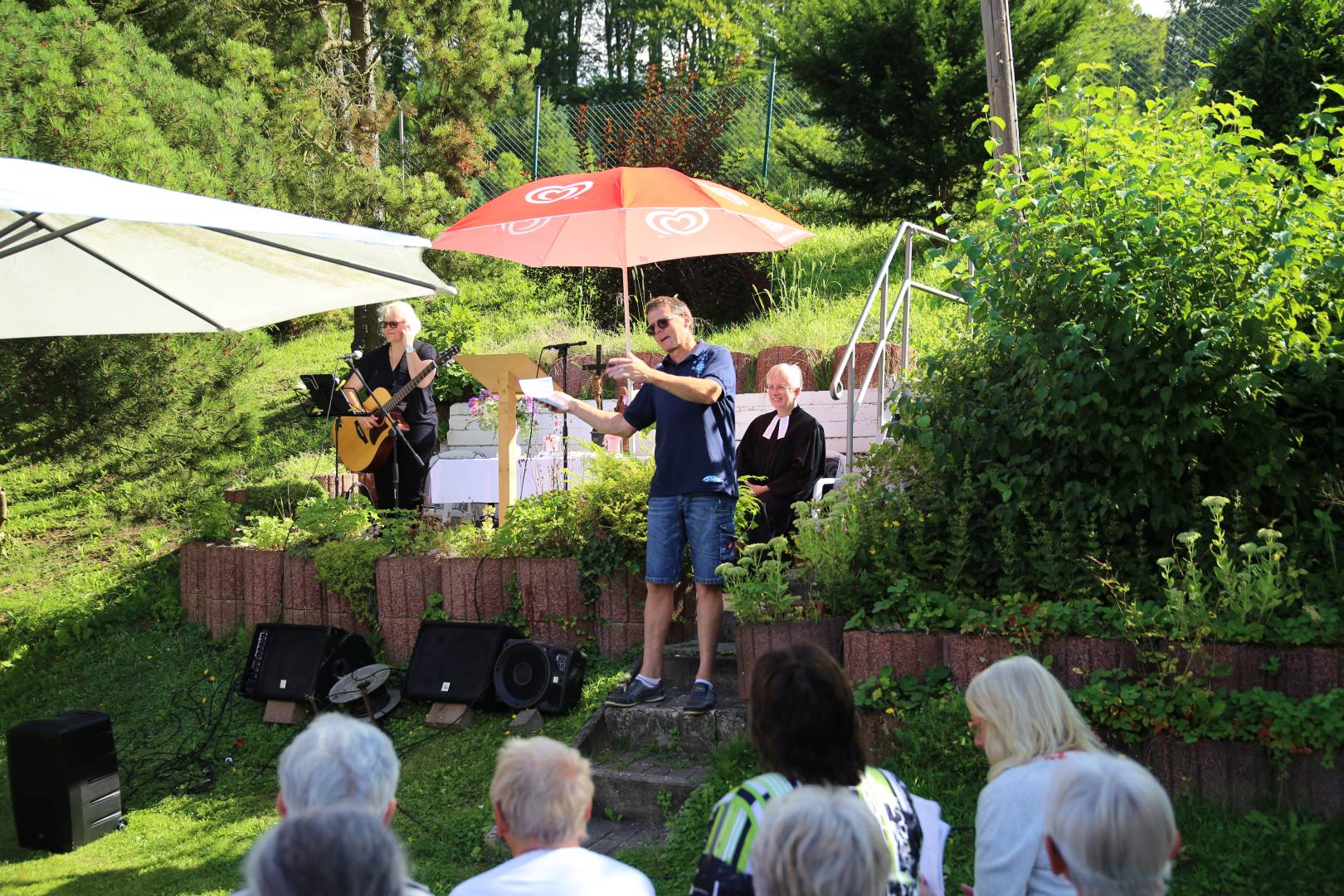 Freiluftgottesdienst im Hilsbad bei herrlichem Wetter