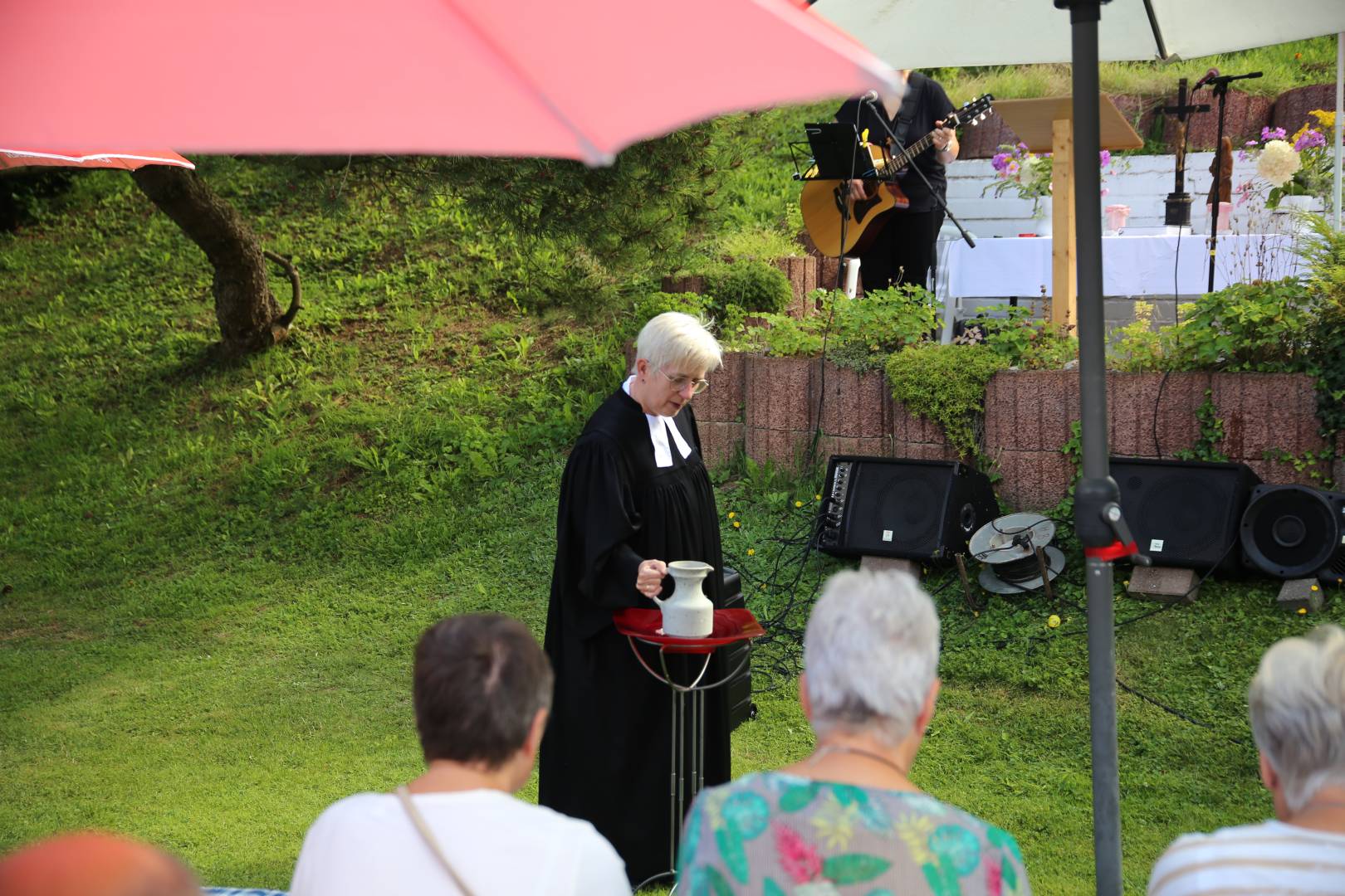 Freiluftgottesdienst im Hilsbad bei herrlichem Wetter