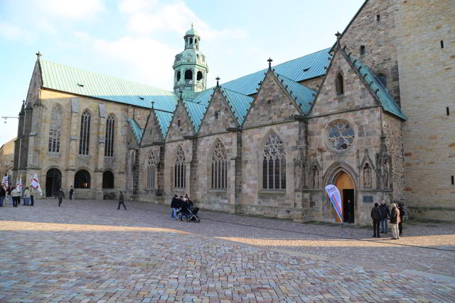 Kirchengemeinde Coppengrave empfängt das Friedenslicht im Mariendom zu Hildesheim