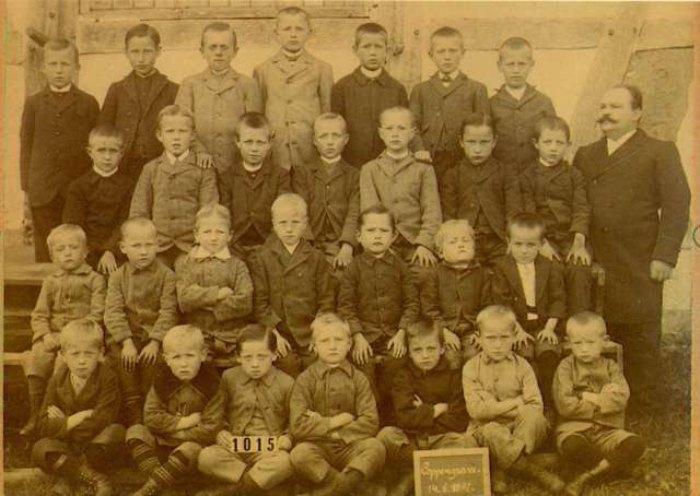 Schüler vor der Kapelle 1897 (Älteste Foto der Kapelle)