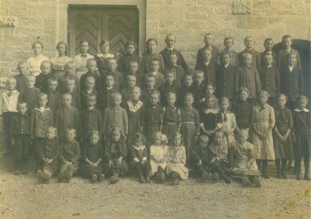 Schüler vor der Kirche 1914