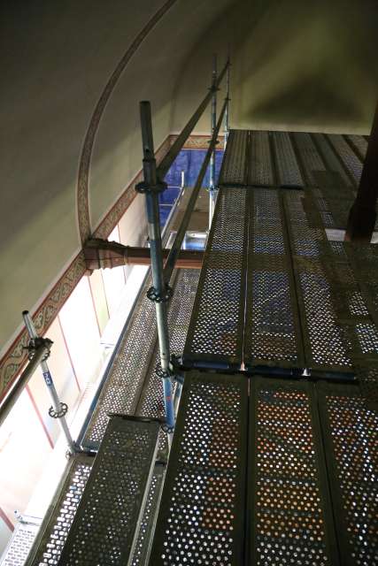 Tag 44: Geländer auf oberste Plattform angebracht, 7 Löcher für Verteilerdosen gebohrt