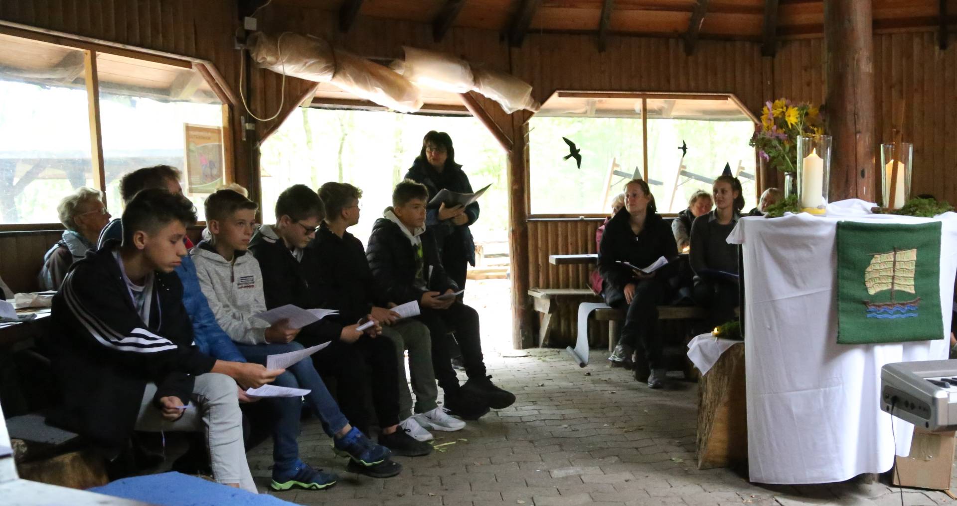 Begrüßungsgottesdienst der neuen Konfirmanden an der Köhlerhütte