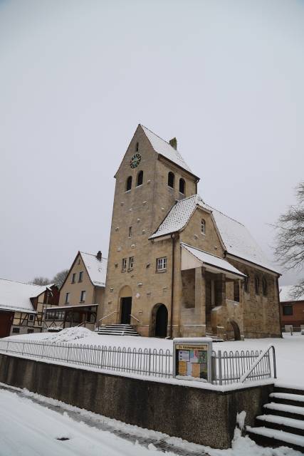 St. Franziskuskirche im Schnee