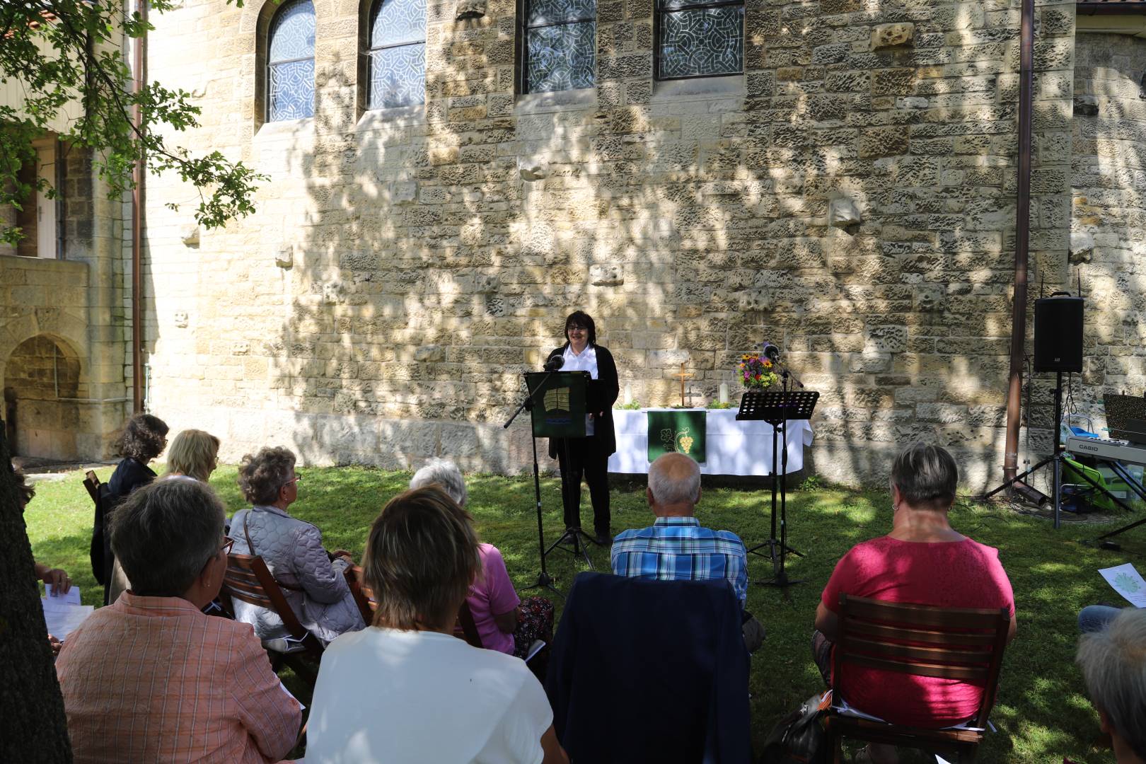 Sommerkirche unter der Eiche