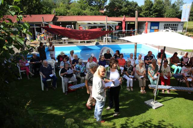 Freiluftgottesdienst im Hilsbad bei herrlichem Wetter