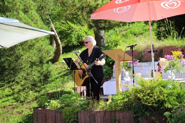 Freiluftgottesdienst im Hilsbad bei herrlichem Wetter