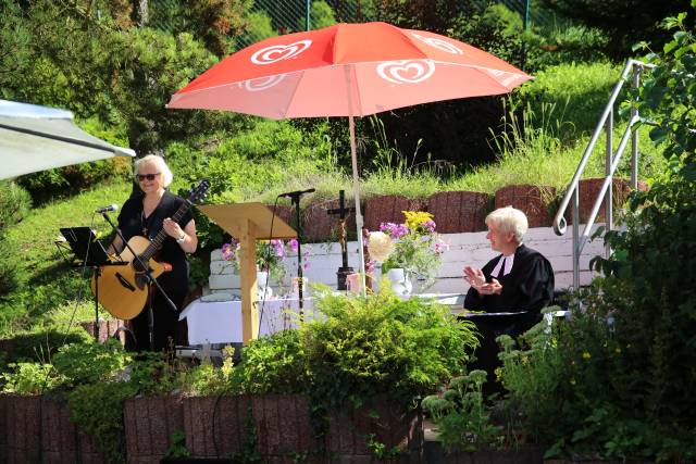 Freiluftgottesdienst im Hilsbad bei herrlichem Wetter