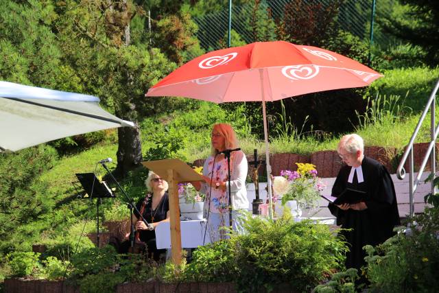 Freiluftgottesdienst im Hilsbad bei herrlichem Wetter