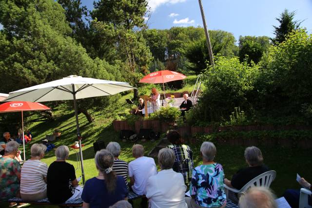 Freiluftgottesdienst im Hilsbad bei herrlichem Wetter