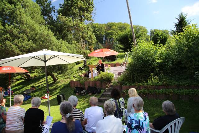 Freiluftgottesdienst im Hilsbad bei herrlichem Wetter