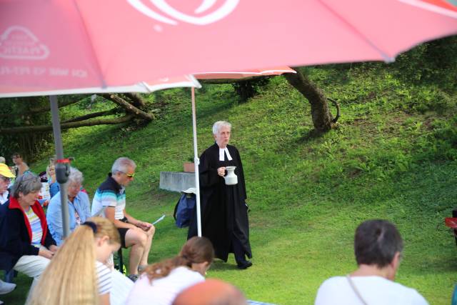 Freiluftgottesdienst im Hilsbad bei herrlichem Wetter