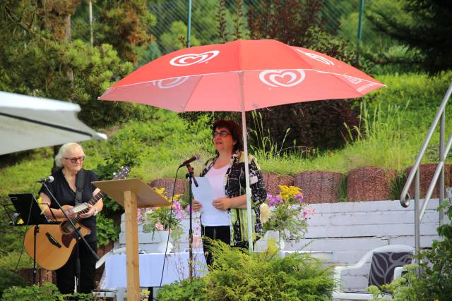 Freiluftgottesdienst im Hilsbad bei herrlichem Wetter