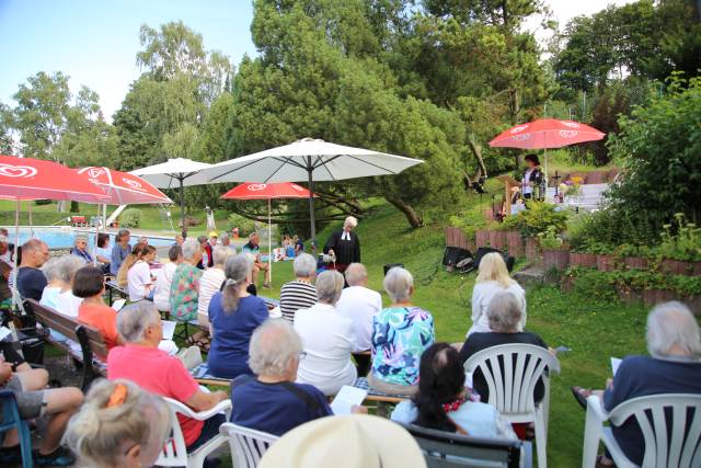 Freiluftgottesdienst im Hilsbad bei herrlichem Wetter