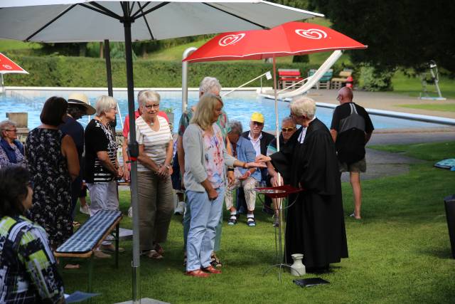 Freiluftgottesdienst im Hilsbad bei herrlichem Wetter