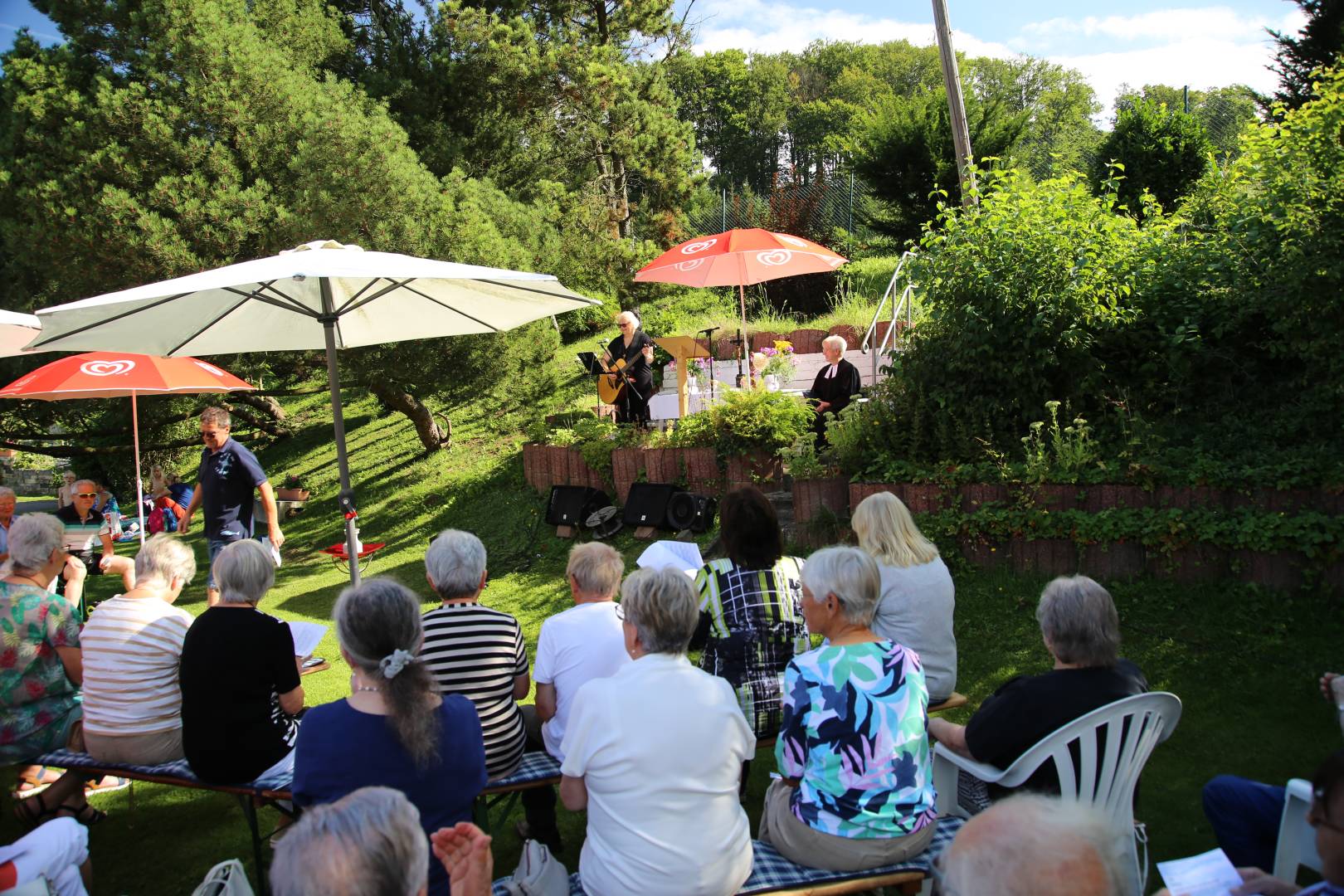 Freiluftgottesdienst im Hilsbad bei herrlichem Wetter