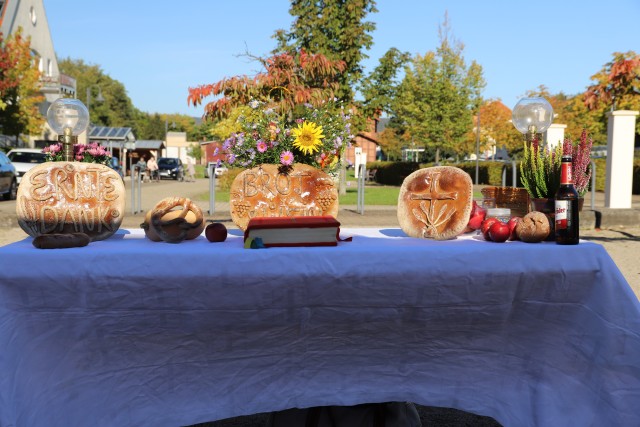 Ökumenisches Erntedankfest auf dem Marktplatz in Duingen