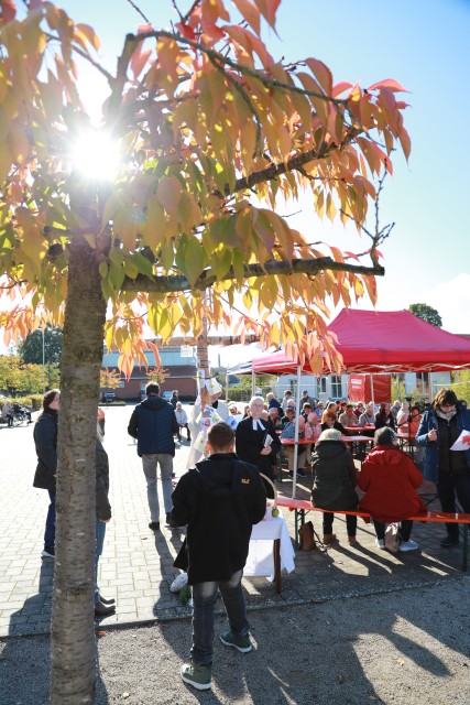 Ökumenisches Erntedankfest auf dem Marktplatz in Duingen