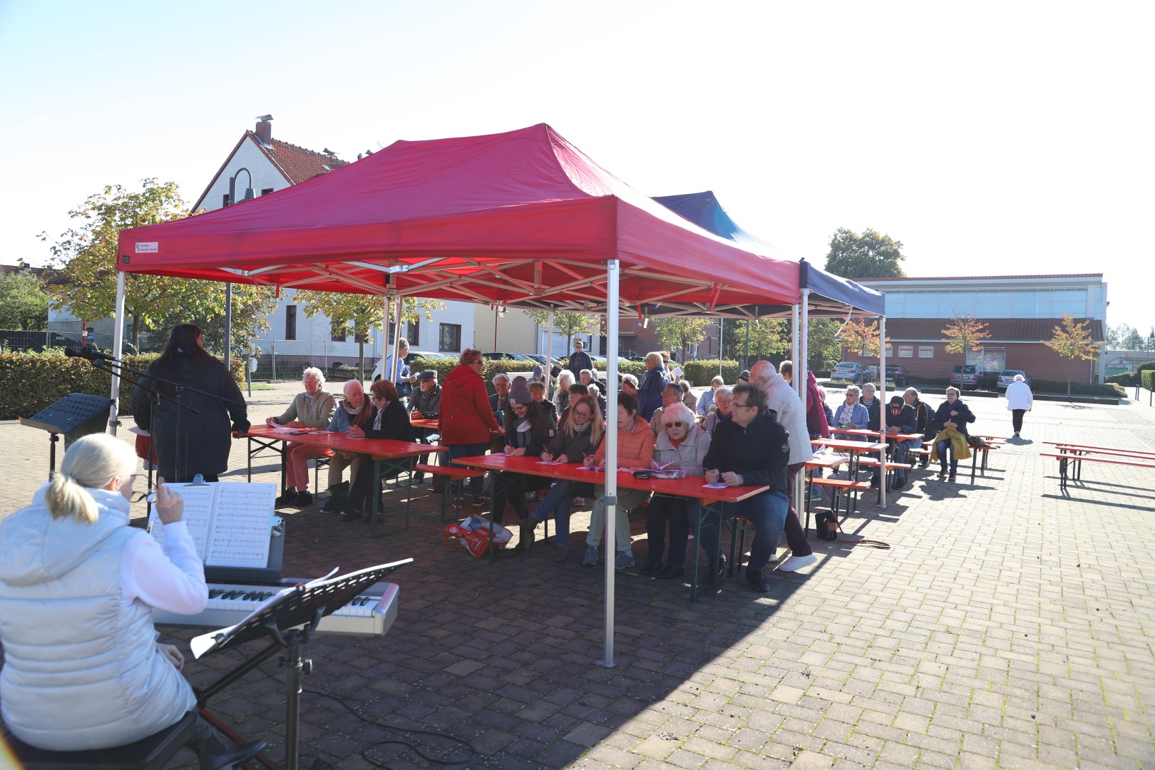 Ökumenisches Erntedankfest auf dem Marktplatz in Duingen