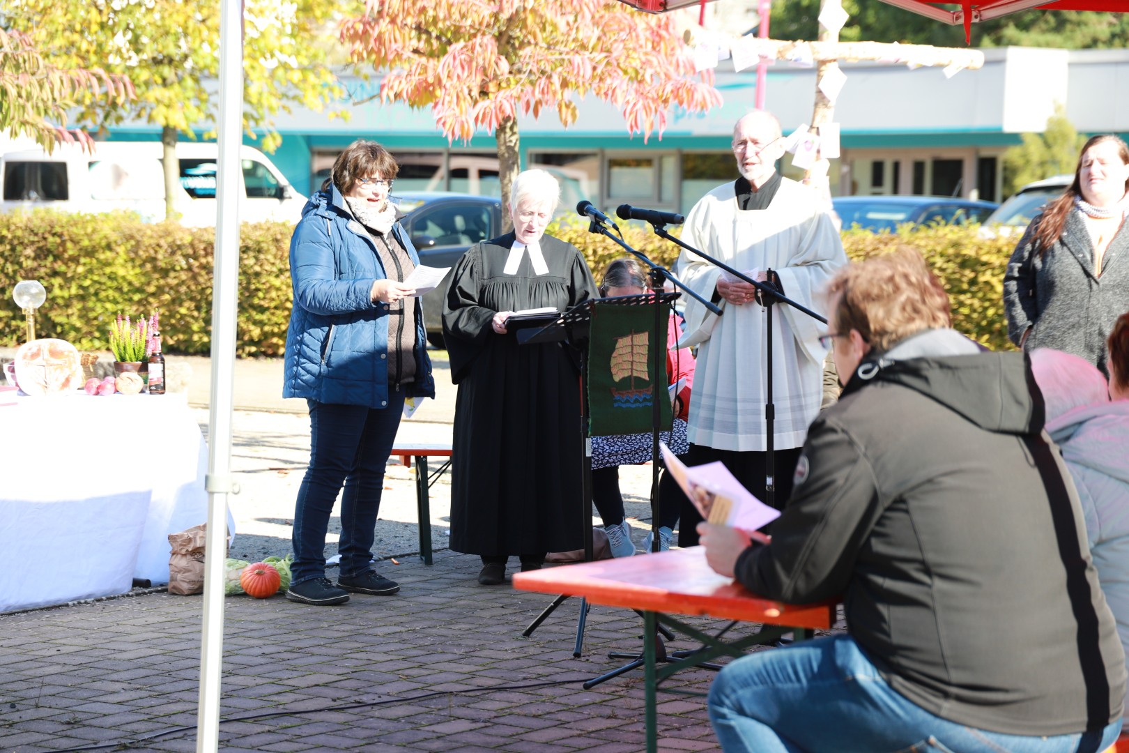 Ökumenisches Erntedankfest auf dem Marktplatz in Duingen