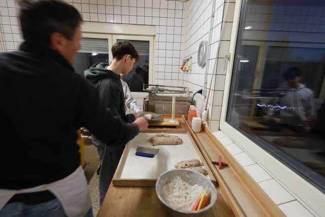 Unsere Konfirmanden backen Brot