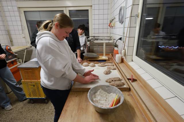 Unsere Konfirmanden backen Brot