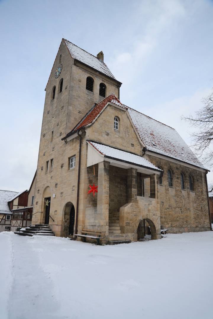 St. Franziskuskirche im Schnee
